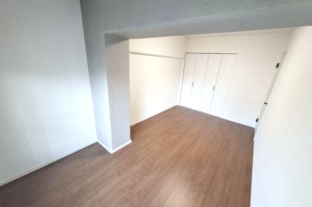 エバーグリーン金岡四号棟の寝室|約8帖の洋室（1）。梁部分にアクセントクロスを貼るなどリフォームでまっさらのお部屋になりました。