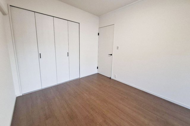 エバーグリーン金岡四号棟の寝室|ゆったりとした洋室（1）は、主寝室におすすめのお部屋です。