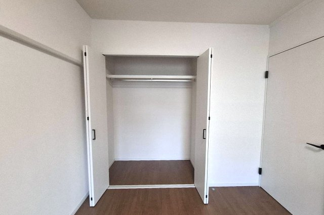 エバーグリーン金岡四号棟の寝室|洋室（1）のクローゼットもピカピカにリフォーム済みです。