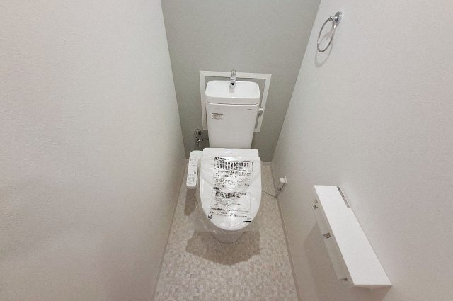 エバーグリーン金岡四号棟のトイレ|トイレ内もリフォームでピカピカに。便器や温水洗浄便座も新調済みです。