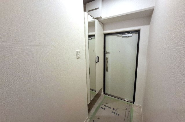 エバーグリーン金岡四号棟の玄関|玄関や廊下もリフォーム済み。姿見付きの下駄箱も新調しました。