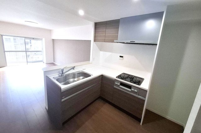 エバーグリーン金岡四号棟のキッチン|リビングを見渡しながら家事ができる開放感のある対面式で、作業効率の良いL型のシステムキッチンです。