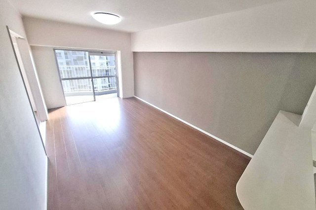 エバーグリーン金岡四号棟の居間・リビング|南向きの明るいリビングダイニング。日中は自然光がたっぷり差し込みます。