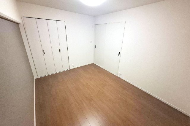 エバーグリーン金岡四号棟の子供部屋|真中のお部屋、約6帖の洋室（2）。和室をリノベーションし新しく生まれ変わったお部屋です。