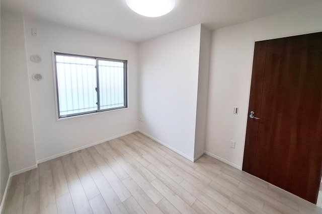 ルイシャトレ諏訪ノ森の洋室|洋室2約6帖：クロスとフローリングを貼替え済み。