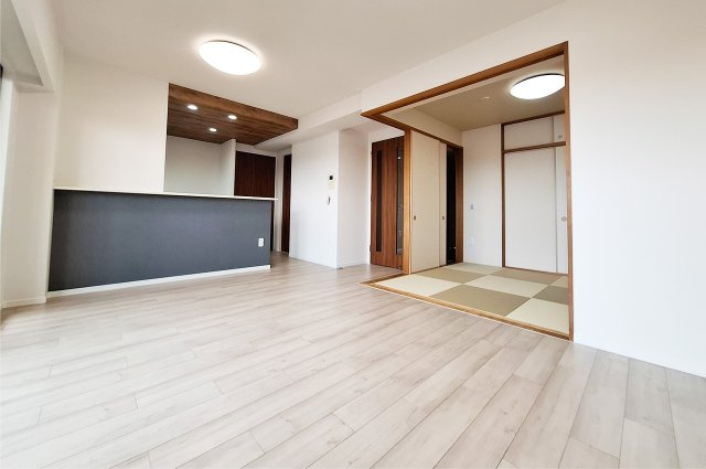 ルイシャトレ諏訪ノ森の居間・リビング|LDK：クロスやフローリングを貼替えるなどリフォーム済み。