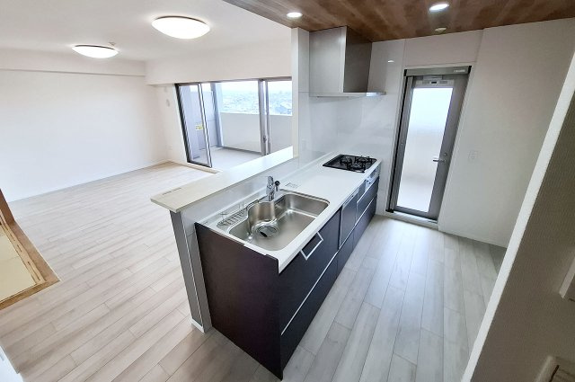 ルイシャトレ諏訪ノ森のキッチン|LDK：南西向きに面した明るいLDK。換気やゴミ出しに便利な勝手口付きキッチンが魅力。