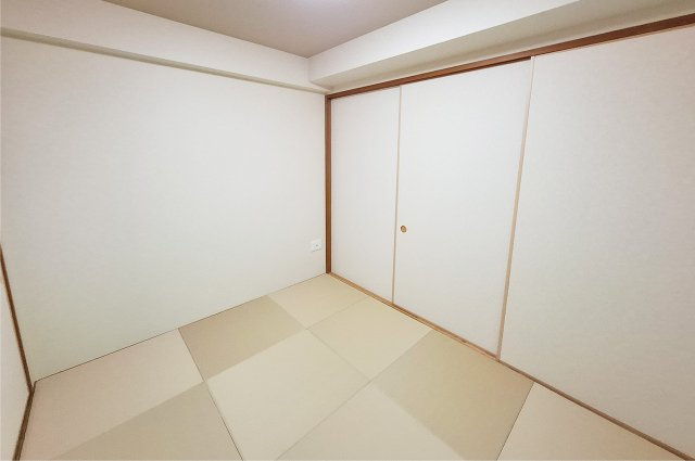 ルイシャトレ諏訪ノ森の和室|和室：半帖畳新調、クロスと襖を貼替え済み。