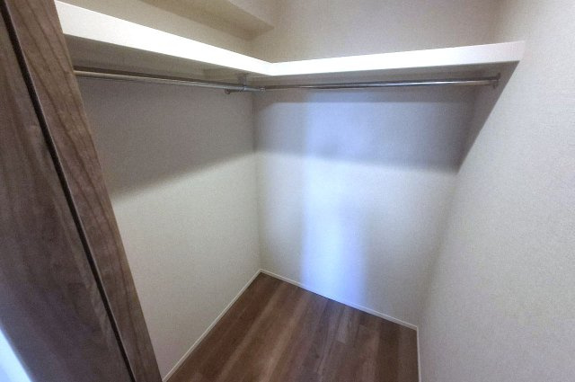 グランクラッセ上野芝向ヶ丘の収納|洋室約6.5帖内の広々ウォークインクローゼット。お部屋はすっきりと片付きます。