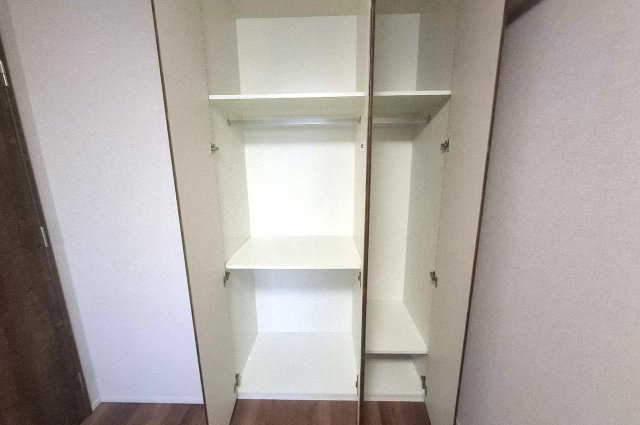 グランクラッセ上野芝向ヶ丘の収納|洋室約5帖のクローゼット。