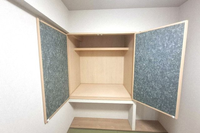 グランクラッセ上野芝向ヶ丘の収納|和室の吊り押入。開口部が広く出し入れしやすい観音開きの建具です。