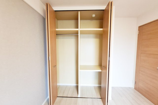 ソフィア泉ヶ丘パークヴェールの収納|洋室1：クローゼット兼物入付き。