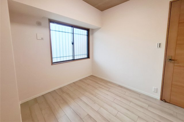 ソフィア泉ヶ丘パークヴェールの子供部屋|洋室2：クロスとフローリングを貼替え済み。リフォーム済みでピカピカです。