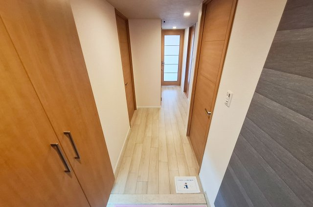 ソフィア泉ヶ丘パークヴェールの内装|廊下：クロスとフローリングを貼替え済み。