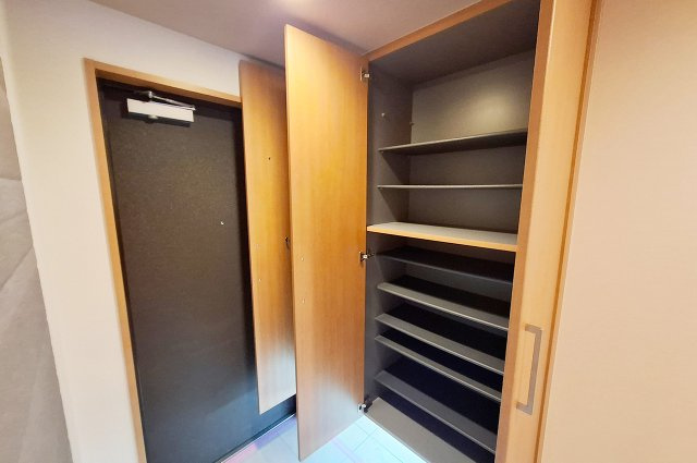 ソフィア泉ヶ丘パークヴェールの収納|玄関：収納たっぷりの下駄箱付き。