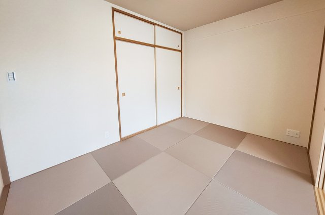 ソフィア泉ヶ丘パークヴェールの和室|和室：半帖畳新調、クロスと襖を貼替え済み。