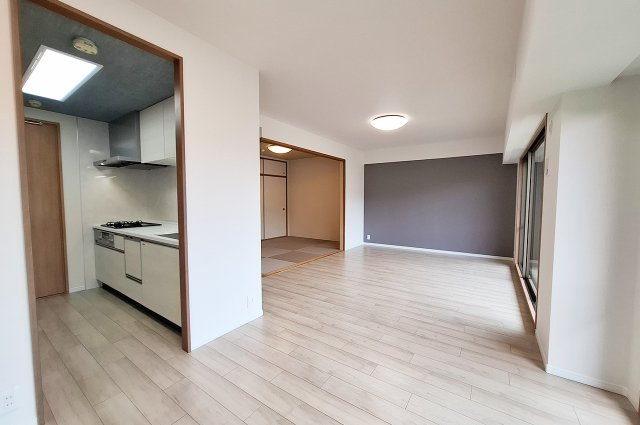 ソフィア泉ヶ丘パークヴェールの内装|LDK：クロスやフローリングを貼替えるなどリフォーム済み。