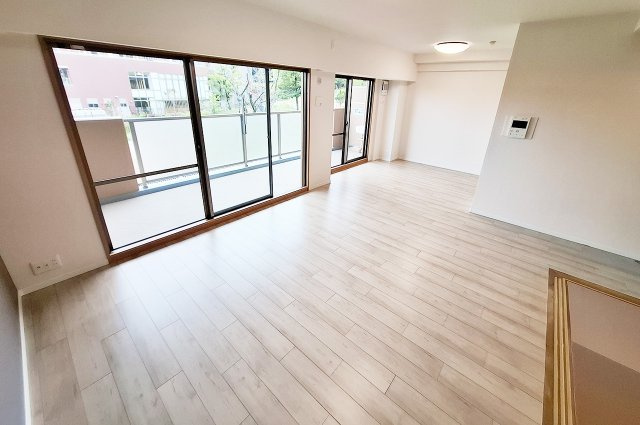 ソフィア泉ヶ丘パークヴェールの居間・リビング|LDK：バルコニーに面した開放的な空間です。