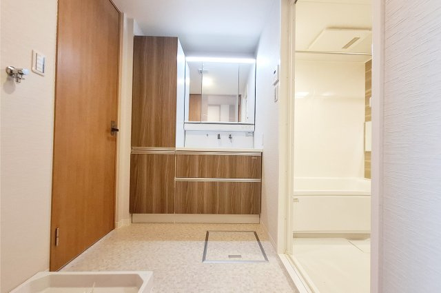 ソフィア泉ヶ丘パークヴェールの独立洗面台|洗面室：洗面化粧台とサイドキャビネットを新調済み。