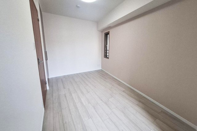 ルネフェリアス堺鳳の内装|洋室約6.4帖の壁一部には、エレガントなピンクベージュのカラークロスを貼りました。