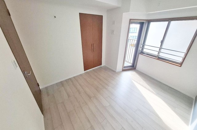 ルネフェリアス堺鳳の子供部屋|洋室約5.6帖もクロスやフローリングを貼替え済み。子供部屋などにおすすめのお部屋です