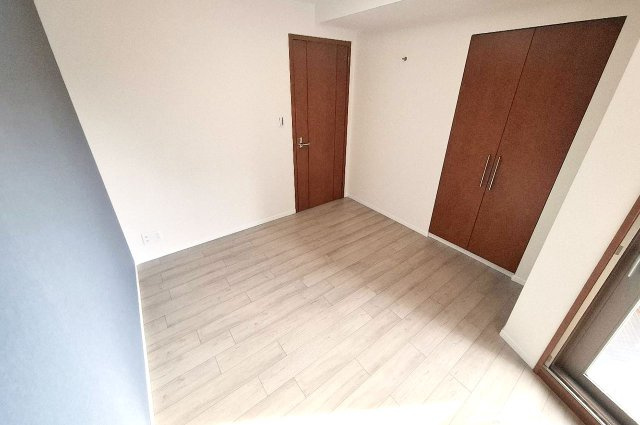 ルネフェリアス堺鳳の子供部屋|洋室約5.6帖の壁一部には、ネイビーカラーのアクセントクロスを施しました。