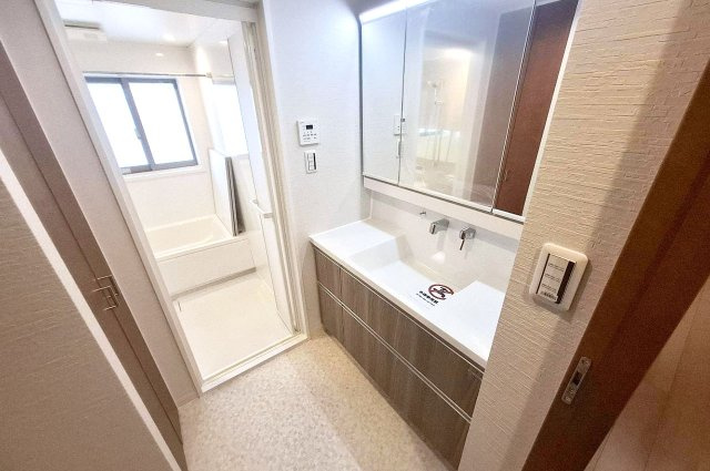 ルネフェリアス堺鳳の独立洗面台|洗面室もリフォームでピカピカに。タカラスタンダードのワイドな洗面化粧台も新調しました。