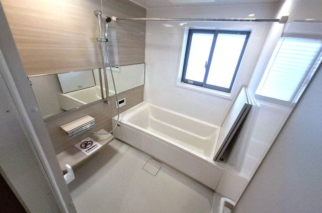 ルネフェリアス堺鳳の浴室|タカラスタンダードのシステムバスと電気式の浴乾を新調。窓付きで明るく換気がしやすいバスルームです。