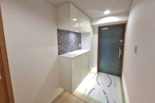 ルネフェリアス堺鳳の玄関|玄関や廊下もきれいにリフォーム済み。壁一部には調湿・脱臭効果が期待できるエコカラットを貼りました。