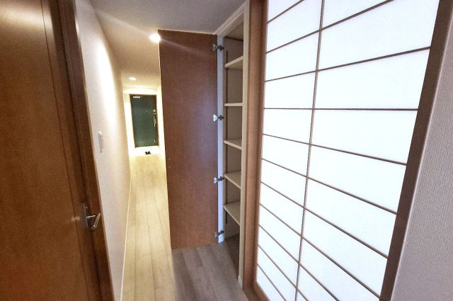 ルネフェリアス堺鳳の収納|廊下にある便利な棚付きの物入。内部はきれいにリフォーム済みです。