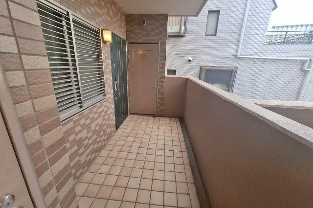 ルネフェリアス堺鳳の玄関|戸建て感覚を味わえて、プライバシーも守られる広々専用ポーチ付きの玄関です。