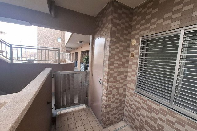 ルネフェリアス堺鳳の収納|専用ポーチ内に設置されたトランクルーム。洗車道具やレジャー用品などの収納に便利です。