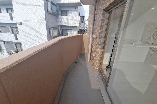 ルネフェリアス堺鳳のバルコニー|ダイニング側（西向き）のバルコニー。午後からでもお洗濯物がしっかり乾きます。