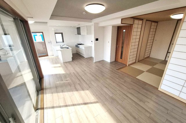 ルネフェリアス堺鳳の居間・リビング|クロスやフローリングを貼替えた約20.6帖の広々LDK。さらに和室を開放すると26帖超の大空間に。