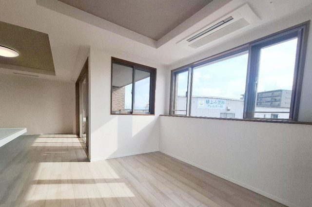 ルネフェリアス堺鳳の内装|リビング内には、パナソニック製の天井埋め込みエアコンを新調しました。