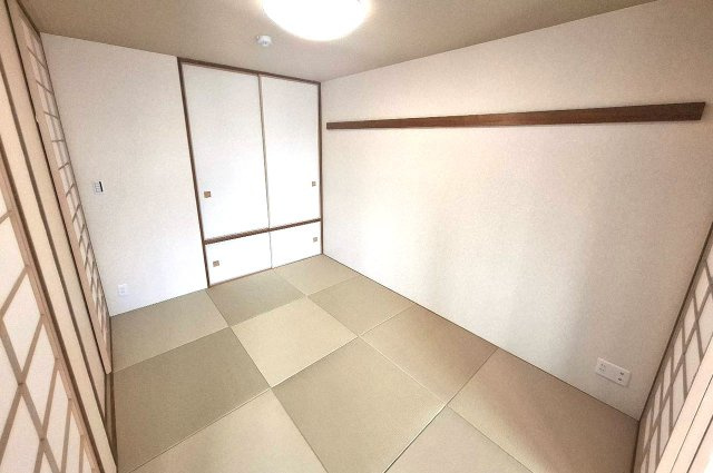 ルネフェリアス堺鳳の和室|6帖の和室もきれいにリフォーム済み。寝室や客間としても使える落ち着いた雰囲気のお部屋です。