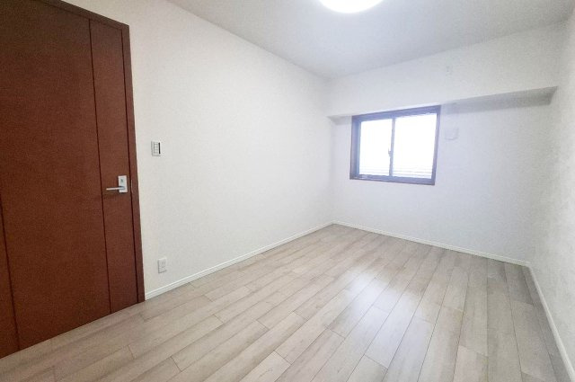 ルネフェリアス堺鳳の寝室|主寝室におすすめの洋室約7帖は、クロスやフローリングを貼替えてきれいになりました。