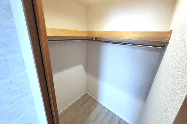 ルネフェリアス堺鳳の収納|洋室約7帖のウォークインクローゼット内のクロスやフローリングもきれいに貼替え済みです。