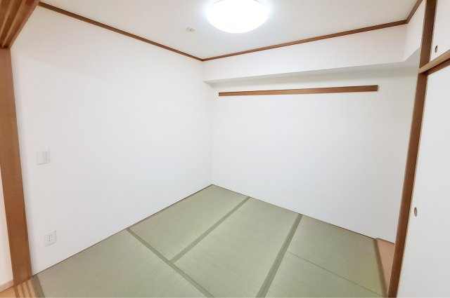 ラフィーナ堺・光明池の居間・リビング|タタミコーナー：来客時の対応にも重宝するスペース。