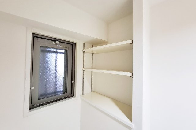 ラフィーナ堺・光明池の収納|洗面室：窓と可動棚があり機能的。