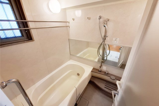 ラフィーナ堺・光明池の浴室|バスルーム：浴室乾燥機付き。窓もあり換気がしやすい快適な空間です。