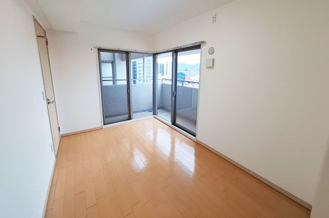 ラフィーナ堺・光明池の寝室|洋室1約6.2帖：南西向きバルコニーに面した明るい空間。