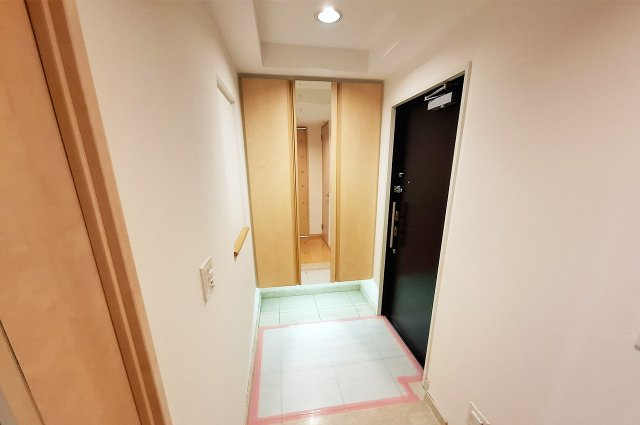 ラフィーナ堺・光明池の玄関|玄関：姿見付きの下駄箱あり。