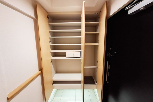 ラフィーナ堺・光明池の収納|玄関：下駄箱は収納力があり整理整頓ラクラク。