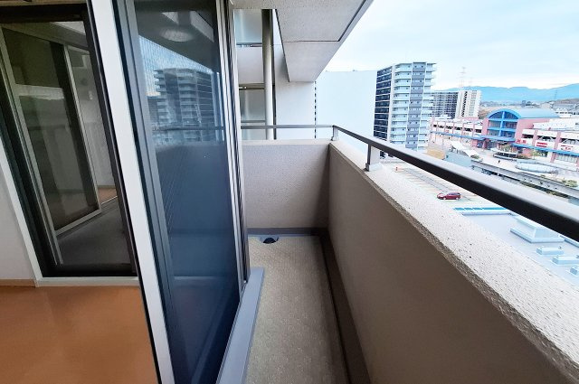 ラフィーナ堺・光明池のバルコニー|バルコニー：LDKと洋室1から出入り可能で家事動線の良いバルコニー。