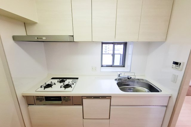 ラフィーナ堺・光明池のキッチン|キッチン：窓付きで換気がしやすいキッチン。