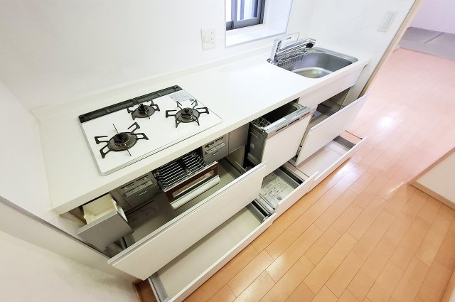 ラフィーナ堺・光明池のキッチン|キッチン：食洗機付きシステムキッチン。足元は出し入れしやすいスライド収納です。