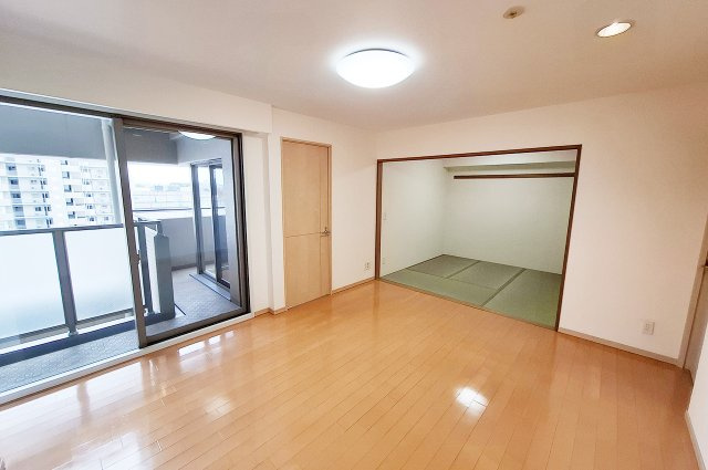 ラフィーナ堺・光明池の居間・リビング|LD+タタミコーナー：来客時にも使い勝手の良い一体空間です。