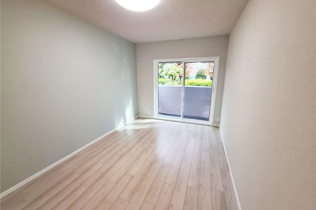 新檜尾台第2次住宅2号棟の洋室|洋室1：壁一部にアクセントクロスを貼るなど室内リフォーム済み。