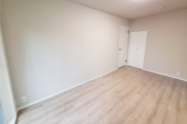 新檜尾台第2次住宅2号棟の寝室|洋室1